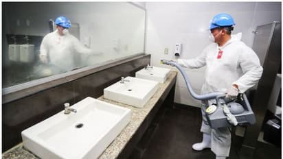 మహిళ ఫిర్యాదు.. మరుగుదొడ్డి కడిగిన మంత్రి