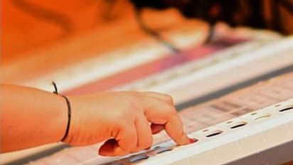 മാറ്റിവെച്ചത് എട്ട് മണ്ഡലങ്ങളിലെ ഉപതെരഞ്ഞെടുപ്പ്, മറ്റിടങ്ങളിലെ തീരുമാനം നാളെയെന്ന് തെരഞ്ഞെടുപ്പ് കമ്മീഷൻ