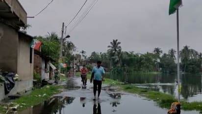 রাতভোর বৃষ্টিতে জলমগ্ন ভাটপাড়া, রাজনৈতিক উত্তাপে জল ঢালল আবহাওয়া