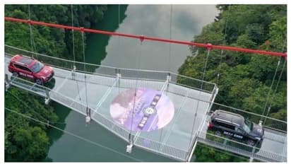 গিনেস রেকর্ডে নাম তুলে ফের নজির চিনের, পর্যটকদের জন্য খুলল ১,৭২৫ ফুট দীর্ঘ কাঁচের সেতু, দেখুন ভিডিও