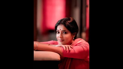 பிறந்தநாள் ஸ்பெஷல்...  மெல்லிய சேலையில் செம்ம ஹாட் போஸ் கொடுத்த ரேஷ்மா!