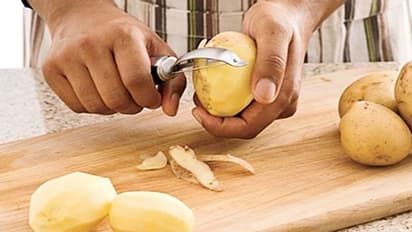 अब नहीं पड़ेगी हवा से भरे चिप्स के पैकेट खरीदने की जरुरत, घर पर आलू से इस तरह बनाएं Lays