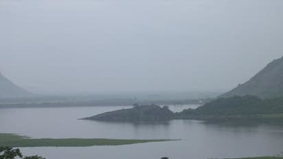 தடையை மீறி ஜாலி ட்ரிப்... நடிகர்கள் சூரி, விமலுக்கு அபராதத்துடன் கிடைத்த எச்சரிக்கை...!