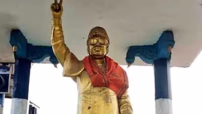 புதுச்சேரியில் எம்ஜிஆர் சிலைக்கு காவி துண்டை மர்ம நபர்கள் அணிவித்த சம்பவம் பெரும் பரபரப்பை ஏற்படுத்தியுள்ளது.