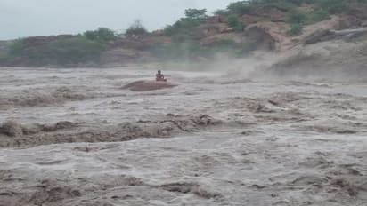 ರಾಯಚೂರು: ಏಕಾಏಕಿ ನುಗ್ಗಿದ ನೀರು ತಂದೆ ಮಗ ಕೊಚ್ಚಿಹೋದರು, ನಡುಗಡ್ಡೆಯಲ್ಲಿ ಯುವಕ