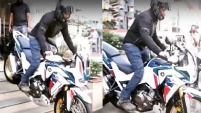 ನೂತನ ಬೈಕ್ ಪಡೆದ ಸಂಭ್ರಮ, ಸವಾರನ ಸಾಹಸಕ್ಕೆ ಶೋ ರೂಂ ಮೆಟ್ಟಿಲು ಕಿತ್ತು ಬಂತು!