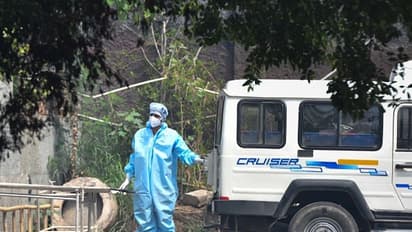 মৃত্যুর পরে রিপোর্ট এল কোভিড পজিটিভ, ১৭ ঘণ্টা বাড়িতেই পড়ে রইল বৃদ্ধের দেহ