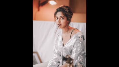 உடலை விட்டு நழுவும் வழு வழு உடையில் அமலா பால்... அதிரடி கவர்ச்சியுடன் அம்மணி சொன்ன வாழ்க்கை தத்துவம்...!