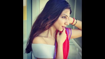 தோளை விட்டு நழுவும் ஃபிளவுஸ்... வெரைட்டி சேலையில் சிறகடிக்கும் விஜய் டிவி பாவனாவின் அதகள கிளிக்ஸ்!