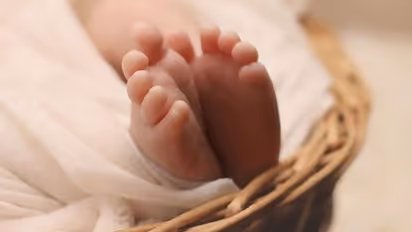 కరోనా కష్టాలు: తినడానికి తిండి లేక కన్న బిడ్డను అమ్మేసిన వలస కూలీ