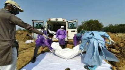 ऐसा है तो शर्मनाक! पेट्रोल डालकर कोरोना मरीजों के जला दे रहे शव, रोजाना मिल रहे 1 हजार से ज्यादा मरीज