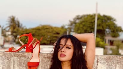 தொகுப்பாளினி அஞ்சனாவின் மொட்டை மாடி போட்டோ ஷூட்...  வெள்ளை உடையில் வேற லெவல் அழகு!