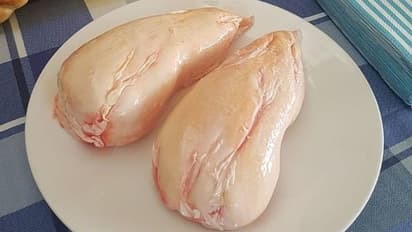 'അയ്യേ, പച്ച ചിക്കന്‍ കൊണ്ട് കേക്കോ?; വൈറലായി ഒരു കേക്ക് ചിത്രം...