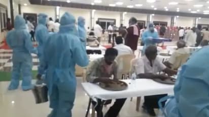 ഭക്ഷണം വിളമ്പാൻ പിപിഇ കിറ്റ് ധരിച്ചവർ, ഒപ്പം സാമൂഹിക അകലവും;കൊവിഡ് മാനദണ്ഡങ്ങൾ പാലിച്ചൊരു വിവാഹം, വീഡിയോ