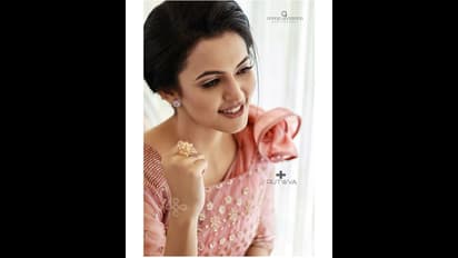 பிங்க் நிற உடையில்... பால் வண்ண அழகு..! மனம் கவரும் அபர்ணா தாஸ் !