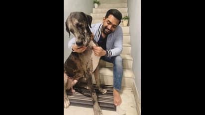 எம்.ஜி.ஆர் மடியில் ஜம்முனு அமர்ந்திருக்கும் இந்த முன்னணி நடிகர் யார் தெரியுமா?