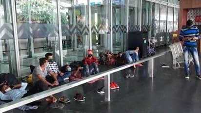 লকডাউনে কলকাতা বিমানবন্দরে আটকে একদল যাত্রী, খালি পেটে শুধুই অপেক্ষায়