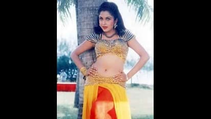 ঠোঁট ঠাঁসা চুম্বন থেকে সঙ্গমের দৃশ্য, অন্তরঙ্গতায় বলি অভিনেত্রীদেরও হার মানাবে 'বাহুবলী'র শিবগামী