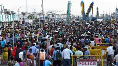 காசிமேட்டில் காற்றில் பறந்த தனிமனித இடைவெளி..! மீன் வாங்க கூட்டம் கூட்டமாக அலைமோதிய மக்கள்