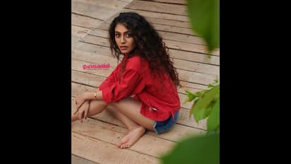 தாராள கவர்ச்சியில்... தெறிக்கவிடும் புருவ அழகி  பிரியா வாரியர்