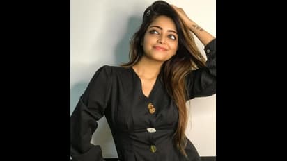 மின்னல் பார்வையால்... உருக வைக்கும் பிக்பாஸ் நாயகி ஜனனி ஐயர்! லேட்டஸ்ட் கிளிக்ஸ்