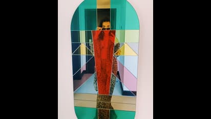 உடலில் டவலை கட்டி கொண்டு விதவிதமான போஸ்... கவர்ச்சியோடு இத்தாலி அழகை சுற்றி காட்டிய எமி!