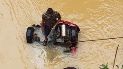 കാർ തോട്ടിലേക്ക് മറിഞ്ഞ് യുവാവിന് ദാരുണാന്ത്യം; നാല് പേർക്ക് ഗുരുതര പരിക്ക്