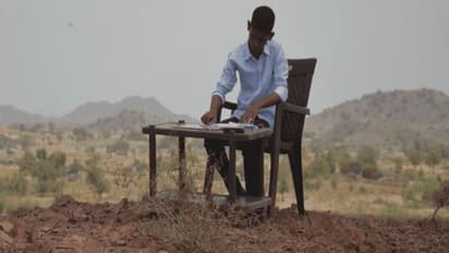 অনলাইন ক্লাসের জন্য রোজ পাহাড়ে ওঠেন রাজস্থানের হরিশ, ছবি শেয়ার করে পাশে দাঁড়ানোর আশ্বাস সেওয়াগের