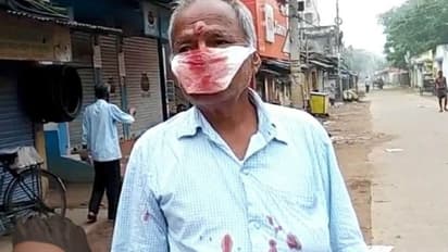 মাস্ক ছাড়াই চায়ের দোকানে আড্ডা, লকডাউনের মাঝে প্রতিবাদের মাশুল দিলেন বৃদ্ধ