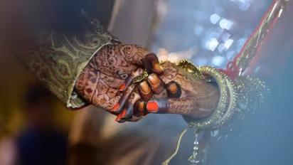 പാർട്ടി കഴിഞ്ഞ് മടങ്ങുമ്പോൾ ആഡംബര ബസിൽ അവശരായി വധുവും വരനും അടക്കമുള്ള സംഘം, വില്ലനായി ഭക്ഷ്യവിഷബാധ