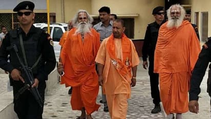 అయోధ్య భూమి పూజలో మోడీతో వేదిక పంచుకున్న గోపాల్ దాస్ కు కరోనా