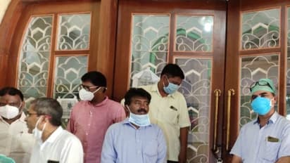 శిథిలావస్థకు చేరిన బిల్డింగ్:ఉస్మానియా ఆసుపత్రి పాత భవనానికి తాళం