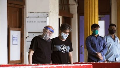 সুশান্তের মৃত্যু তদন্তে বয়ান দিলেন মহেশ ভাট, থানার সামনে পাপারাৎজির ক্যামেরায় পরিচালক