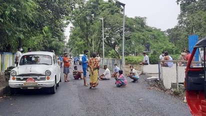 সেফ হোমে 'চরম অব্যবস্থা', পথ অবরোধ করে বিক্ষোভ করোনা আক্রান্তদের