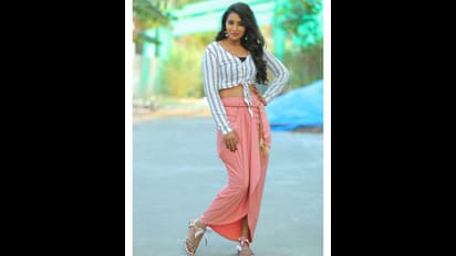 சிவப்பு நிற உடையில் செம்ம ஹாட்...  பொறாமைப்பட வைக்கும் அழகில் பானுஸ்ரீ