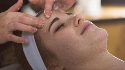 সান ট্যান থেকে মিলবে দ্রুত মুক্তি, ব্যবহার করে দেখুন অব্যর্থ এই ঘরে তৈরি স্ক্রাব