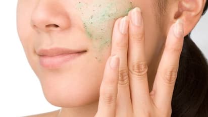 গরম পরতে না পরতেই তৈলাক্ত ত্বকের সমস্যা, বানিয়ে ফেলুন এই ঘরোয়া স্ক্রাবার