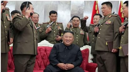 യുദ്ധവാർഷികത്തിന് സൈനിക ഉദ്യോഗസ്ഥർക്ക് 'സ്‌പെഷ്യൽ' കൈത്തോക്ക് സമ്മാനിച്ച് കിം ജോംഗ് ഉൻ