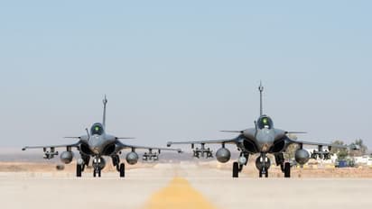 রাফাল না চিনের জে ২০, নাকি পাকিস্তানের এফ ১৬, দেখে নিন যুদ্ধক্ষেত্রে এগিয়ে কোনটি