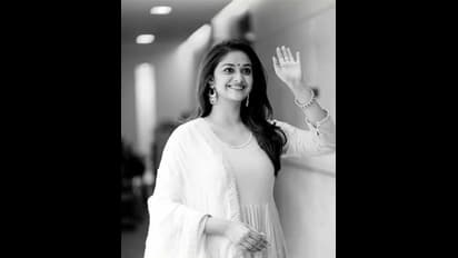 கீர்த்தி சுரேஷ் பாலிவுட் பட வாய்ப்பை உதறி தள்ள இது தான் காரணமா? புகழ்ந்து தள்ளும் ரசிகர்கள்!