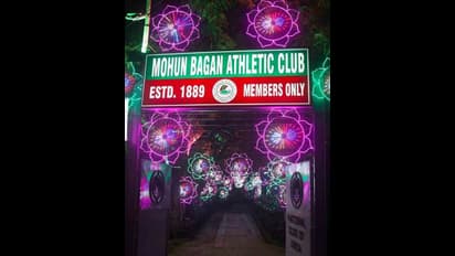 ঐতিহ্যের সবুজ-মেরুন মিলে গেল ইতিহাসের টাইমস স্কোয়ারে