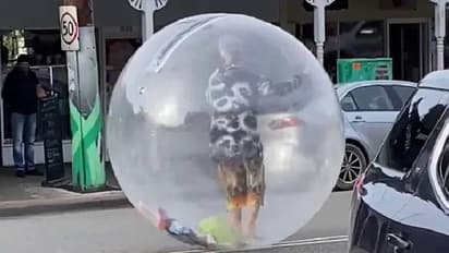 കൊറോണ കാലത്ത് പ്ലാസ്റ്റിക് കുമിളയ്ക്കുള്ളില് നടക്കുന്ന മനുഷ്യന്; മാസ്കിനെക്കാള് നല്ലതെന്ന് സോഷ്യല് മീഡിയ