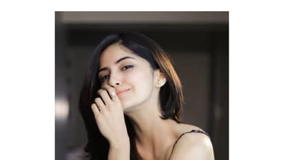 கருப்பு உடையில் கண்ணை பறிக்கும் அழகு...  நடிகை காஷ்மீராவின்  கலக்கல் போட்டோஷூட்!