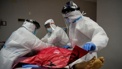 అమానవీయం: స్మశానంలోనే ముగ్గురు కరోనా రోగుల హోం ఐసోలేషన్