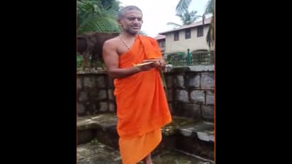 ಸರಳವಾಗಿ ಹಾವು ಹಿಡಿಯೋದನ್ನು ಹೇಳ್ಕೊಟ್ರು ಪೇಜಾವರ ಶ್ರೀ..! ಇಲ್ನೋಡಿ ಫೋಟೋಸ್