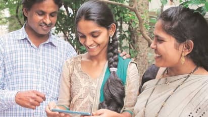 വാങ്ങാൻ പണമില്ല; പുസ്തകം കടം വാങ്ങി പഠിച്ചു; അപേക്ഷയ്ക്ക് എസ്എസ്സി പരീക്ഷയിൽ 98.6 ശതമാനം മാർക്ക്...!