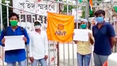 লকডাউনে ক্লাস না হলেও দিতে হচ্ছে 'চড়া ফি', প্রতিবাদে বিক্ষোভে নামল এবিভিপি