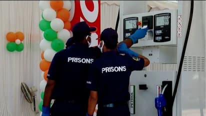 ഇനി ജയിലിൽ പോയും പെട്രോളടിക്കാം; പെട്രോള് പമ്പുകള് മുഖ്യമന്ത്രി ഉദ്ഘാടനം ചെയ്തു