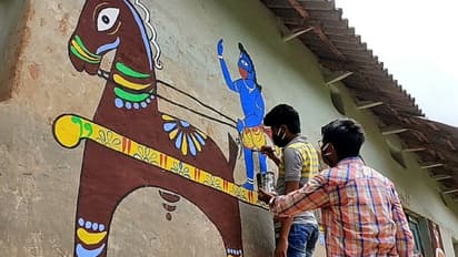 মাস্ক পরাতে দেব-দেবীই ভরসা, শিয়ালকোন্দায় বাড়ির গায়ে 'যামিনী রায়'