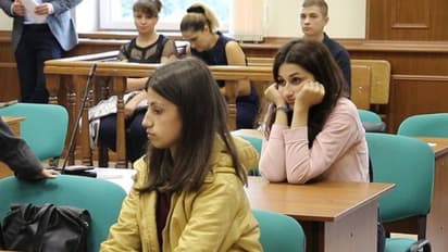 അച്ഛനെ കൊന്ന പെണ്മക്കള്, കേസില് വീണ്ടും വിചാരണ; കൊലപാതകക്കുറ്റം ചാര്ത്തരുതെന്ന് മനുഷ്യാവകാശപ്രവര്ത്തകര്